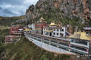 青海玉树囊谦尕尔寺
