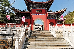 河北唐山青龙山财神庙